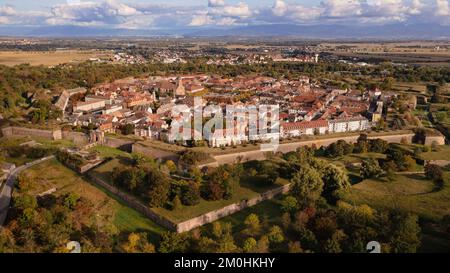 France, Haut-Rhin, neuf Brisach, ville fortifiée par Vauban, classée au patrimoine mondial de l'UNESCO, porte de Colmar au nord-ouest et Forêt Noire en arrière-plan (vue aérienne) Banque D'Images