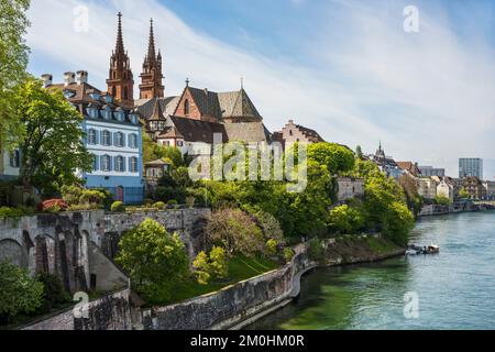 La Suisse, Bâle, la rive gauche du Rhin, la cathédrale notre-Dame de Bâle (Munster), la Minster ou la Cathédrale protestante, surplombant le Rhin et l'un des quatre petits ferries qui relient les rives du Rhin Banque D'Images