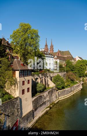 La Suisse, Bâle, la rive gauche du Rhin, la cathédrale protestante de notre-Dame de Bâle (Munster) qui surplombe le Rhin Banque D'Images