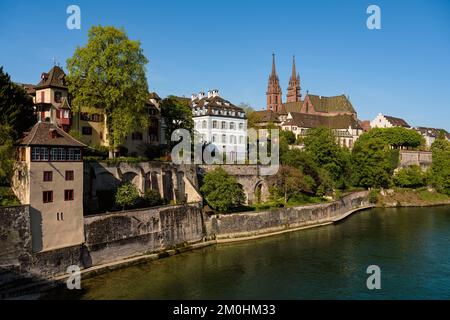 La Suisse, Bâle, la rive gauche du Rhin, la cathédrale protestante de notre-Dame de Bâle (Munster) qui surplombe le Rhin Banque D'Images