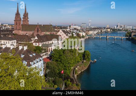 La Suisse, Bâle, la rive gauche du Rhin, la cathédrale notre-Dame de Bâle (Munster), la cathédrale protestante de la Minster, surplombant le Rhin, le pont de la Mittlere Brucke en arrière-plan (vue aérienne) Banque D'Images