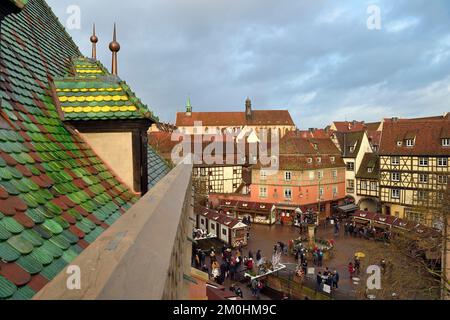 France, Haut Rhin, Colmar, toit avec carreaux vitrés de l'ancienne douane ou édifice de contrôle des douanes (Koifhus), surplombant le marché de Noël sur la place de l'ancienne Douane Banque D'Images