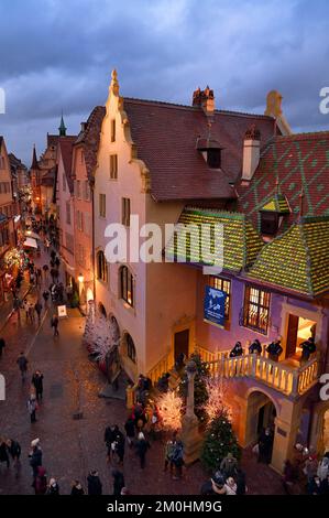 France, Haut Rhin, Colmar, maisons à pignons et maisons à ossature de bois dans la Grand rue avec décorations de Noël, à droite l'ancien douane ou édifice de contrôle des douanes (Koifhus) Banque D'Images