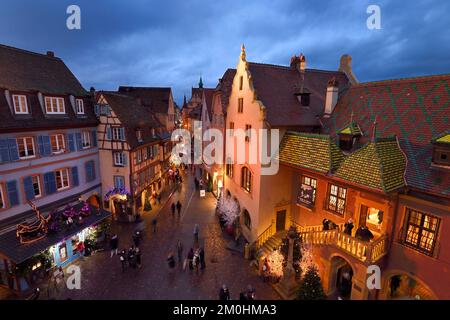 France, Haut Rhin, Colmar, maisons à pignons et maisons à ossature de bois dans la Grand rue avec décorations de Noël, à droite l'ancien douane ou édifice de contrôle des douanes (Koifhus) Banque D'Images