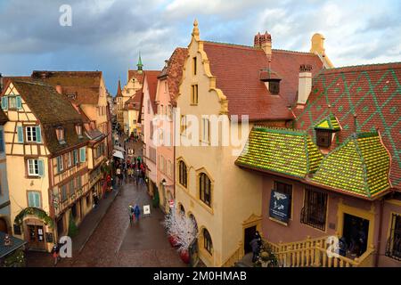 France, Haut Rhin, Colmar, maisons à pignons et maisons à ossature de bois dans la Grand rue avec décorations de Noël, à droite l'ancien douane ou édifice de contrôle des douanes (Koifhus) Banque D'Images