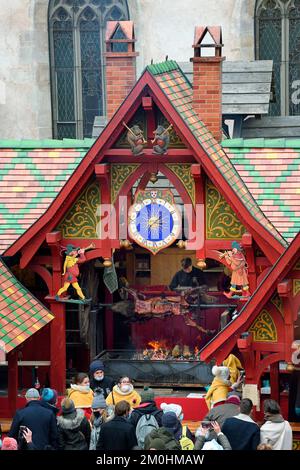 France, Haut Rhin, Strasbourg, Ribeauville&#X301; marché de noël médiéval, stand offrant sanglier sur la broche accompagné de cervoise et de vin Banque D'Images