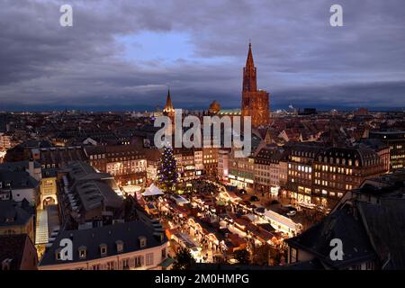 France, Bas Rhin, Strasbourg, vieille ville classée au patrimoine mondial de l'UNESCO, grand sapin de Noël sur la place Kleber et la cathédrale Banque D'Images