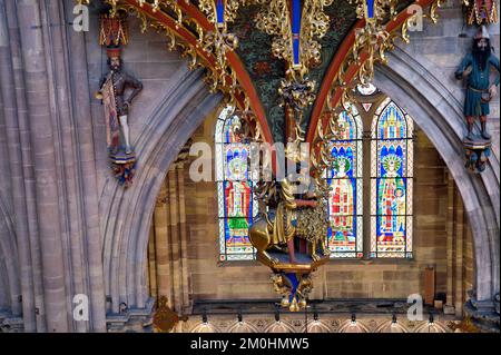 France, Bas Rhin, Strasbourg, vieille ville classée au patrimoine mondial par l'UNESCO, cathédrale notre Dame, grand orgue surplombant la nef, l'automate appelé la Rohraffe (aussi Bretzelmann) sur la droite sous le grand orgue, De là, les fidèles et le clergé ont été insultés pendant les services des festivals de la Pentecôte, à gauche un herald apporte une trompette à sa bouche avec l'aide de câbles tractés par l'organiste Banque D'Images