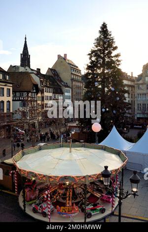 France, Bas Rhin, Strasbourg, vieille ville classée au patrimoine mondial de l'UNESCO, grand sapin de Noël sur la place Kleber Banque D'Images