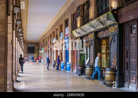 Espagne, province de Gascogne, Bilbao, scène sur le Camino del Norte, chemin de pèlerinage espagnol à Saint-Jacques-de-Compostelle, site classé au patrimoine mondial de l'UNESCO, la vieille ville Banque D'Images