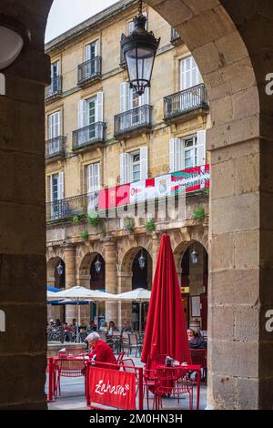 Espagne, province de Gascogne, Bilbao, scène sur le Camino del Norte, chemin de pèlerinage espagnol à Saint-Jacques-de-Compostelle, site classé au patrimoine mondial de l'UNESCO, la vieille ville Banque D'Images