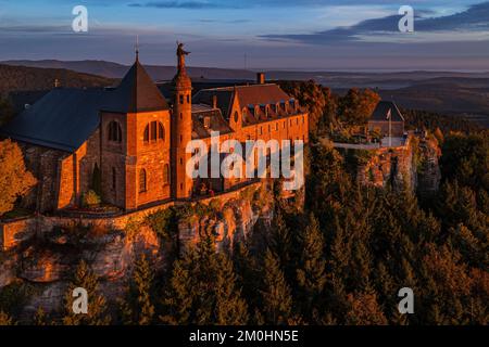 France, Bas Rhin, Mont Saint Odile, Abbaye du Mont Sainte-Odile également connue sous le nom d'Abbaye de Hohenburg, statue de Saint Odile placée sur le toit du couvent et face à la plaine d'Alsace (vue aérienne) Banque D'Images