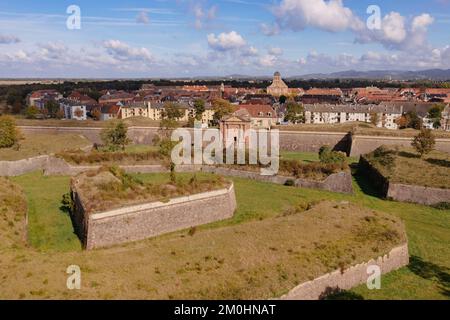 France, Haut-Rhin, neuf Brisach, ville fortifiée par Vauban, classée au patrimoine mondial de l'UNESCO, porte de Belfort au sud-ouest et Forêt Noire en arrière-plan (vue aérienne) Banque D'Images