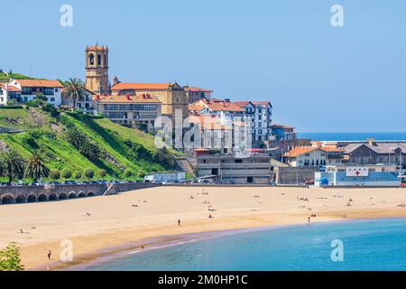 Espagne, province de Gipuzkoa, Getaria, scène sur le Camino del Norte, route de pèlerinage espagnol à Saint-Jacques-de-Compostelle, site classé au patrimoine mondial de l'UNESCO, la plage de Malkorbe Banque D'Images