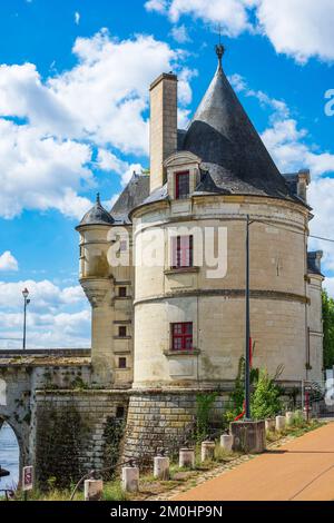 France, Vienne, Chatellerault, étape sur la via Turonensis ou la voie de Tours, l'une des voies principales vers Saint-Jacques-de-Compostelle, l'une des tours du pont Henri-IV sur la Vienne, achevée en 1609 Banque D'Images