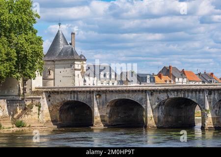 France, Vienne, Chatellerault, étape sur la via Turonensis ou la voie de Tours, l'une des voies principales vers Saint-Jacques-de-Compostelle, pont Henri-IV sur la Vienne, achevé en 1609 Banque D'Images