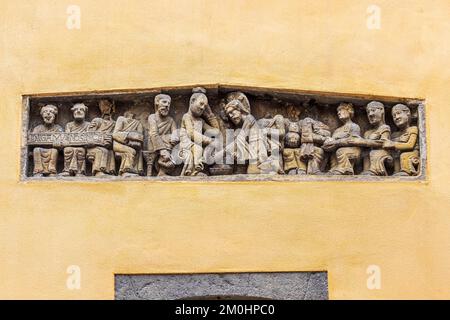 France, Puy-de-Dôme, Clermont-Ferrand, linteau sculpté datant du 12th siècle de l'ancienne église Saint-Laurent Pierre, dépeint la scène du lavage des pieds des apôtres par le Christ Banque D'Images