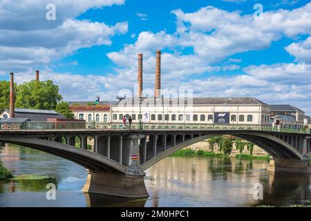 France, Vienne, Chatellerault, scène sur la via Turonensis ou Tours Way, l'une des voies principales vers Saint-Jacques-de-Compostelle, le pont Camille-de-Hogues, l'un des premiers grands ponts en béton armé en France, construit sur la Vienne en 1900 et l'ancienne usine d'armes créée en 1819, surnommée la Manu Banque D'Images