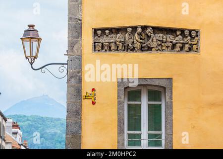 France, Puy-de-Dôme, Clermont-Ferrand, linteau sculpté datant du 12th siècle de l'ancienne église Saint-Laurent Pierre, dépeint la scène du lavage des pieds des apôtres par le Christ Banque D'Images