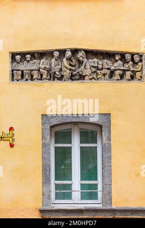 France, Puy-de-Dôme, Clermont-Ferrand, linteau sculpté datant du 12th siècle de l'ancienne église Saint-Laurent Pierre, dépeint la scène du lavage des pieds des apôtres par le Christ Banque D'Images