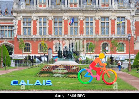 France, pas de Calais, Côte d'Opale (Côte d'Opale), Velomaritime, Calais, place du Soldat inconnu avec le groupe de la statuaire (1895) les Burghers de Calais (1895) par Auguste Rodin en face de l'Hôtel de ville inauguré seulement en 1925 Banque D'Images