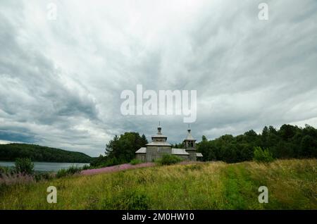 Église d'Élie le Prophète dans le village de Vedyagino. Russie, région d'Arkhangelsk, quartier de Plesetsky Banque D'Images