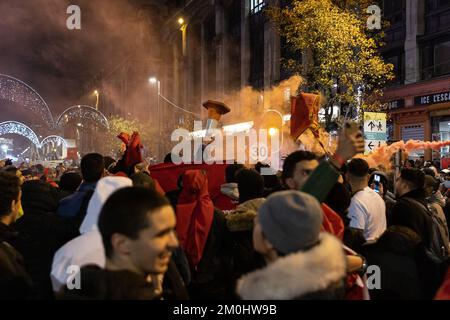 Les fans marocains fêtent dans le centre de Bruxelles, après un match de football entre le Maroc et l'Espagne en 1/8, lors de la coupe du monde FIFA 2022, le mardi 06 décembre 2022. BELGA PHOTO JAMES ARTHUR GEKIERE Banque D'Images