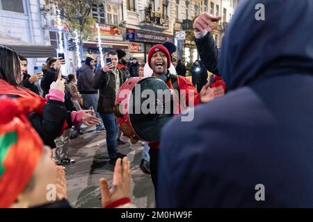 Les fans marocains fêtent dans le centre de Bruxelles, après un match de football entre le Maroc et l'Espagne en 1/8, lors de la coupe du monde FIFA 2022, le mardi 06 décembre 2022. BELGA PHOTO JAMES ARTHUR GEKIERE Banque D'Images