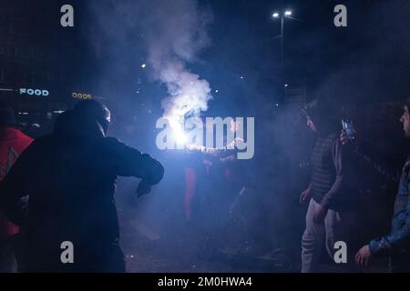 Les fans marocains fêtent dans le centre de Bruxelles, après un match de football entre le Maroc et l'Espagne en 1/8, lors de la coupe du monde FIFA 2022, le mardi 06 décembre 2022. BELGA PHOTO JAMES ARTHUR GEKIERE Banque D'Images