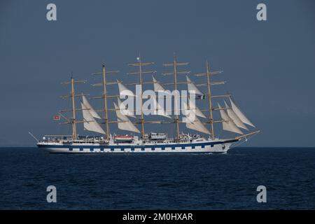 Le grand bateau Royal Clipper vu en bateau au large de la côte amalfitaine, près de Positano Italie. Banque D'Images