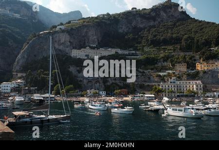 Vue sur les falaises de calcaire et le Grand Hotel Convento di Amalfi surplombant la ville d'Amalfi avec la marina et les yachts à moteur de luxe en premier plan Banque D'Images