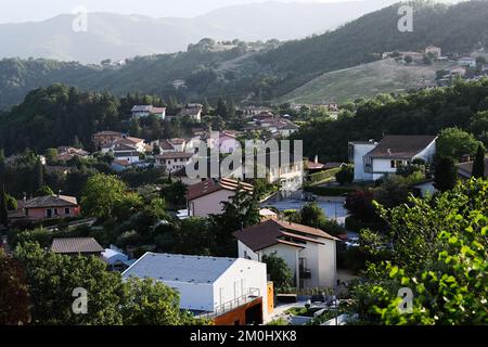 Vue sur Nocera Umbra, ville et commune dans la province de Pérouse, Italie. Banque D'Images