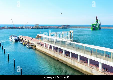 PORTO, PORTUGAL: Personnes marchant à Leixoes port quai, docs et fret carnes en arrière-plan, bateau ad amarré bateaux au soleil, vue d'en haut Banque D'Images