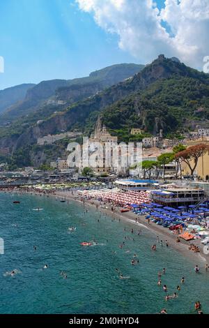 Une vue sur la ville d'Amalfi montrant le port et les plages, la mer et les falaises environnantes. Banque D'Images