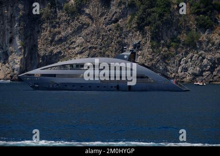 Le luxueux yacht de Douglas Ocean Pearl amarré au large de la côte amalfitaine. Banque D'Images