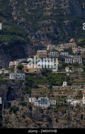 Vue sur les maisons et les hôtels nichés au milieu des falaises de la côte amalfitaine. Banque D'Images