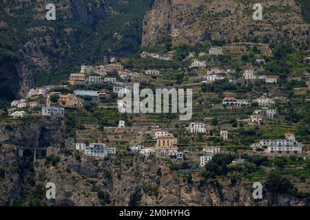 Vue sur les maisons et les hôtels nichés au milieu des falaises de la côte amalfitaine. Banque D'Images