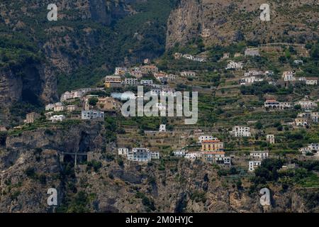 Vue sur les maisons et les hôtels nichés au milieu des falaises de la côte amalfitaine. Banque D'Images