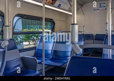 Anaheim, CA, États-Unis – 1 novembre 2022 : intérieur d'une navette de transport (ART) d'Anaheim Resort à Anaheim, Californie. Banque D'Images