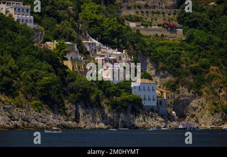 Vue sur les maisons et les hôtels nichés au milieu des falaises de la côte amalfitaine. Banque D'Images