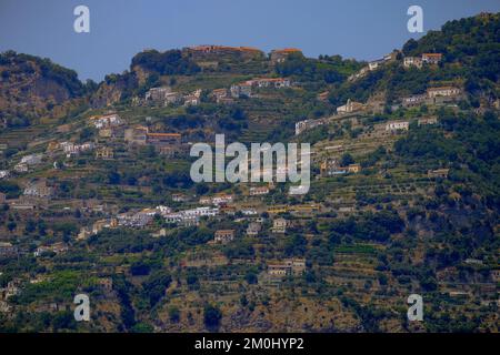 Vue sur les maisons et les hôtels nichés au milieu des falaises de la côte amalfitaine. Banque D'Images