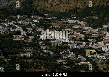 Vue sur les maisons et les hôtels nichés au milieu des falaises de la côte amalfitaine. Banque D'Images