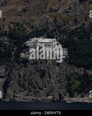 L'incroyable Grande Hotel Tritone se trouve au milieu des falaises de calcaire de la côte italienne d'Amalfi avec un chemin sculpté dans la roche menant à une plage privée. Banque D'Images