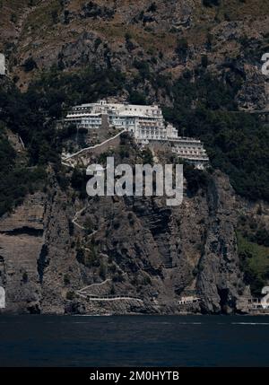 L'incroyable Grande Hotel Tritone se trouve au milieu des falaises de calcaire de la côte italienne d'Amalfi avec un chemin sculpté dans la roche menant à une plage privée. Banque D'Images