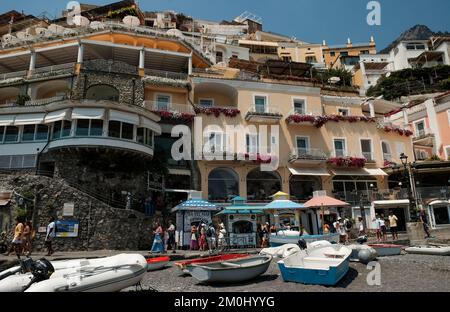 Les maisons colorées, les boutiques et les hôtels de Positano se superposont à la verticale sur les falaises surplombant la marina grande plage Italie. Banque D'Images