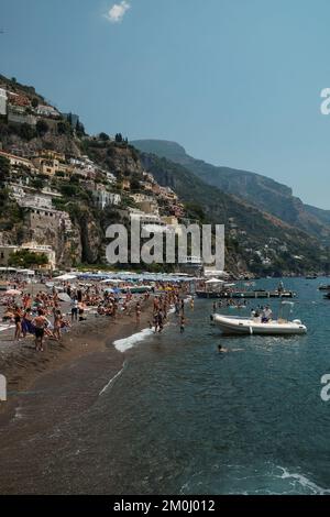 Les maisons colorées, les boutiques et les hôtels de Positano se superposont à la verticale sur les falaises surplombant la marina grande plage Italie. Banque D'Images