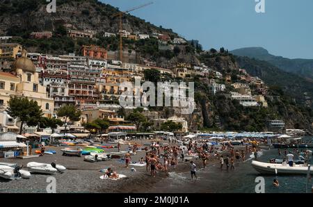 Les maisons colorées, les boutiques et les hôtels de Positano se superposont à la verticale sur les falaises surplombant la marina grande plage Italie. Banque D'Images