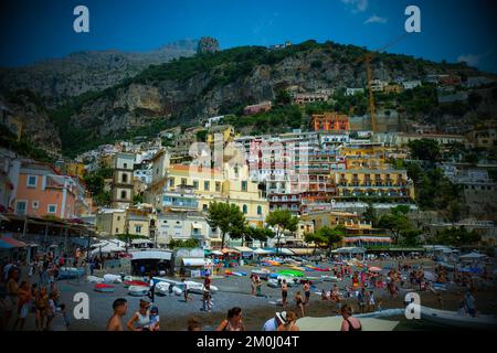 Les maisons colorées, les boutiques et les hôtels de Positano se superposont à la verticale sur les falaises surplombant la marina grande plage Italie. Banque D'Images