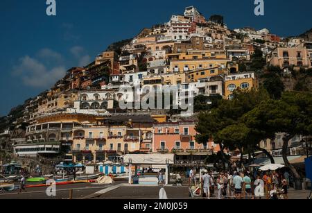 Les maisons colorées, les boutiques et les hôtels de Positano se superposont à la verticale sur les falaises surplombant la marina grande plage Italie. Banque D'Images