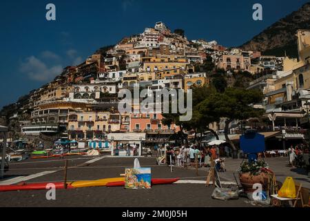 Les maisons colorées, les boutiques et les hôtels de Positano se superposont à la verticale sur les falaises surplombant la marina grande plage Italie. Banque D'Images